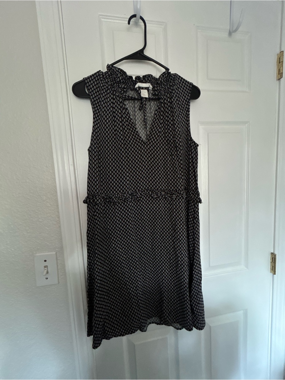 Sleeveless Black Geometric Print Ruffle Dress